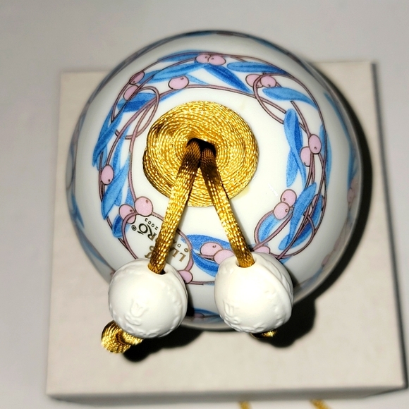 LLADRO VINTAGE "UNDER THE MISTLETOE BALL" - Picture 7 of 12